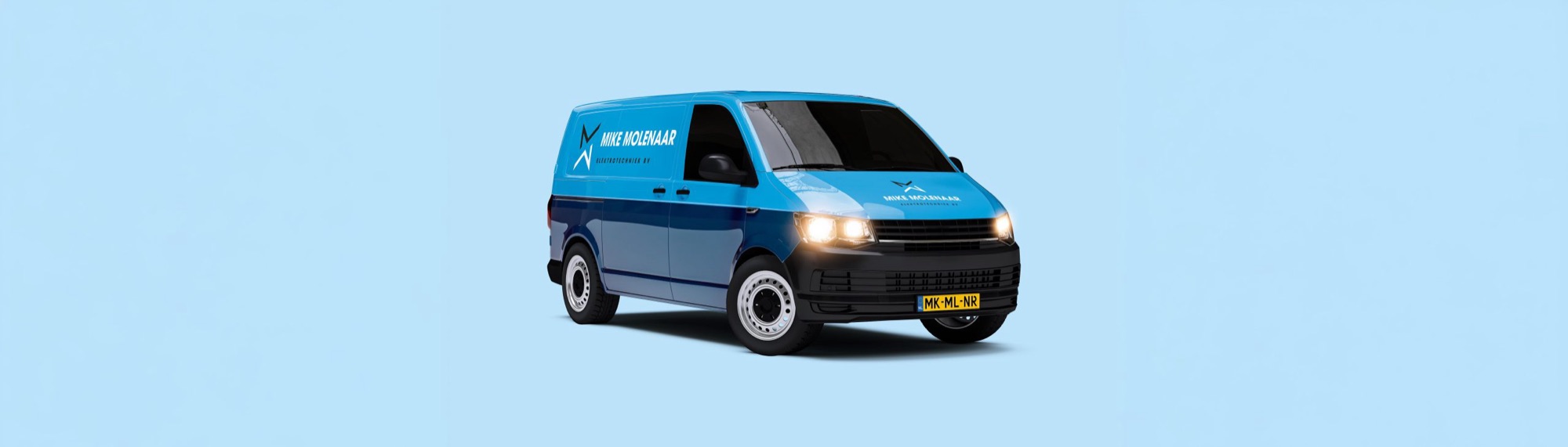 Blauwe bedrijfsbus met het logo van Mike Molenaar Elektrotechniek op een lichtblauwe achtergrond